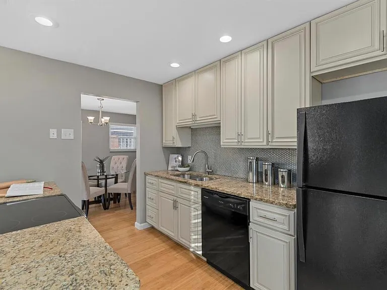1614 Bredell Ave — Photo 8