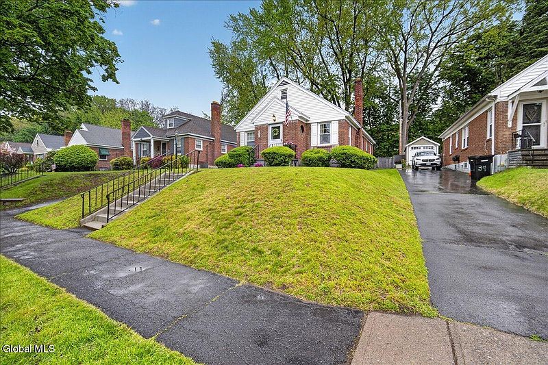 3rd image of 36 Pointview Drive