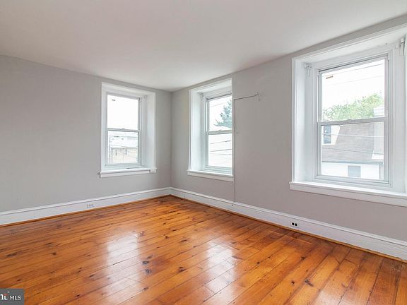4th image of 476 Krams Ave #2