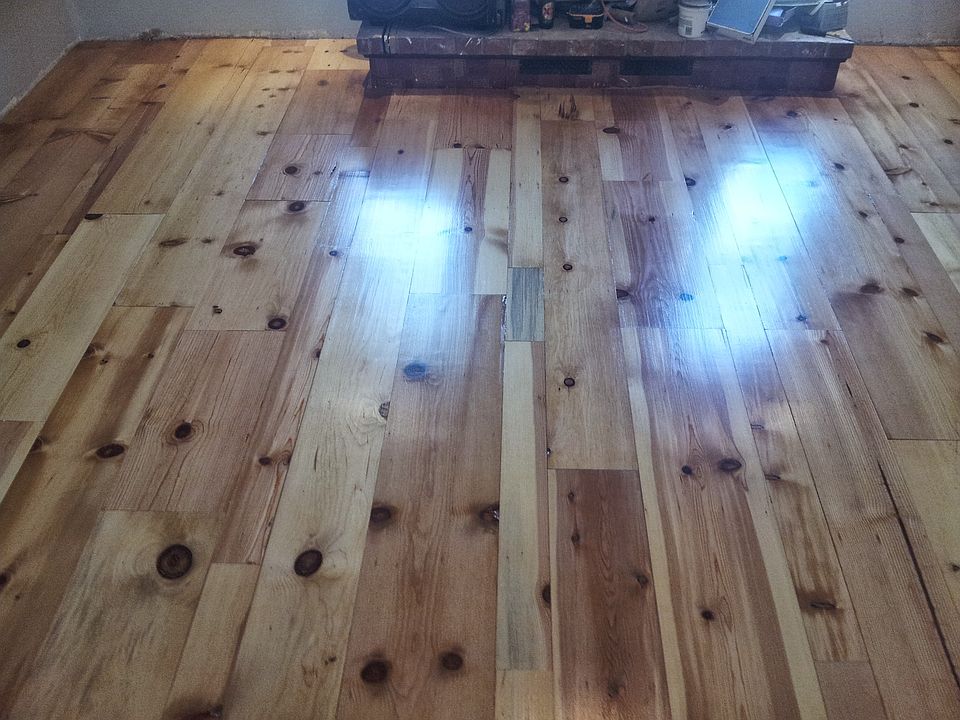 Knotted pine random plank