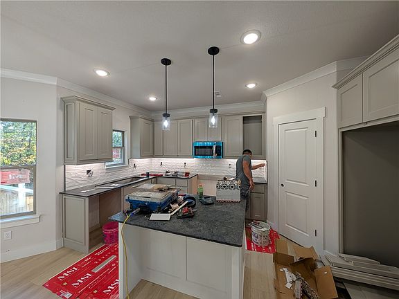 3rd image of 22 Kirkcudbright Ln