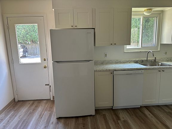 5th image of 670 Loomis Ave