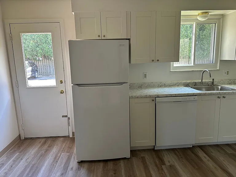 670 Loomis Ave — Photo 5
