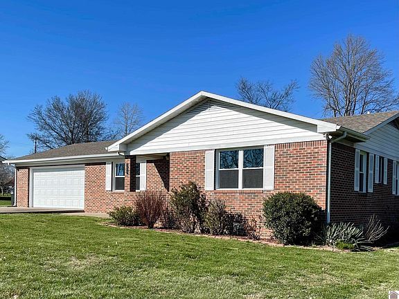 3rd image of 105 Troon Dr