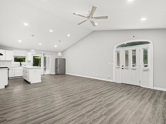 5th image of 112 Liverpool Dr SE