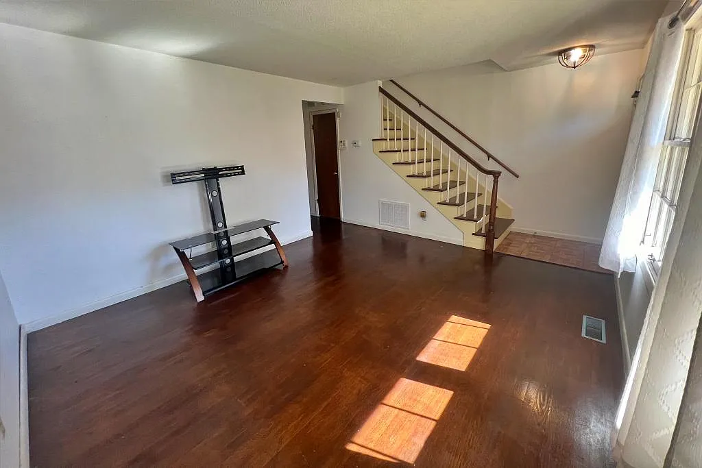 Building Photo - 626 Walnut St #D