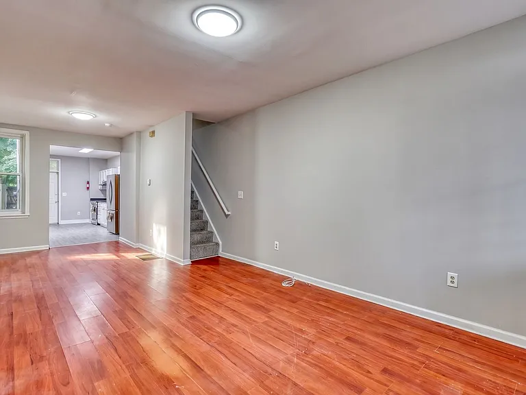 515 Seneca St — Photo 3