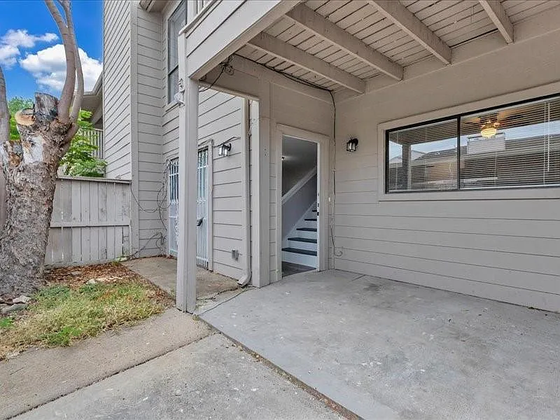 3 bed, 3.0 bath, 1402 sqft, $1,575 — Photo 2