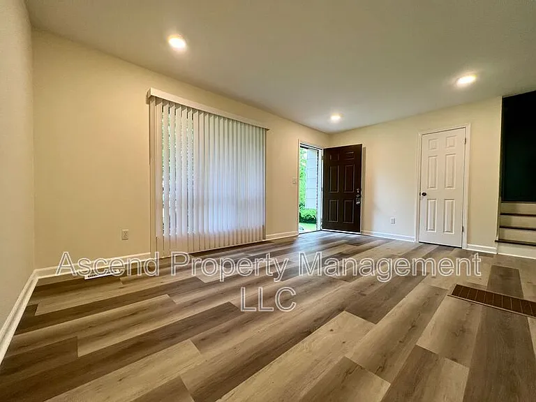 903 Valerie Ln — Photo 9