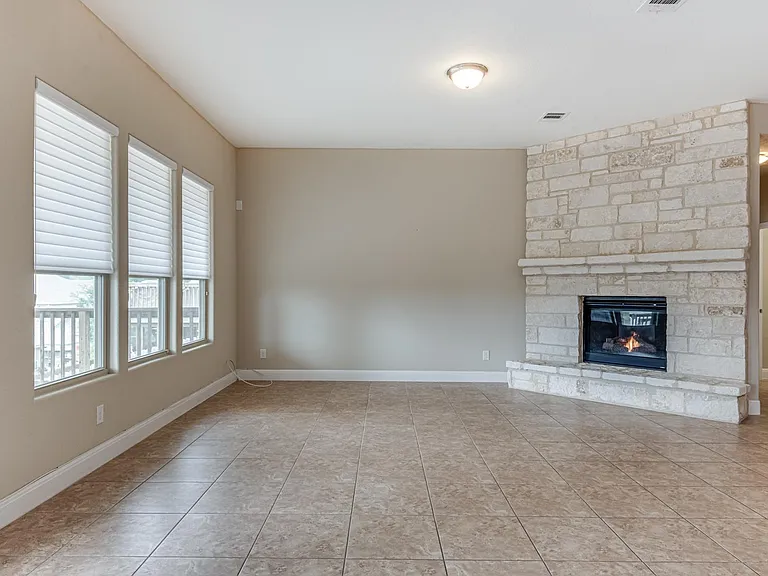 562 White Cyn — Photo 12