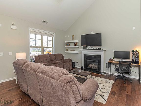 4th image of 102 E Berkshire Ct