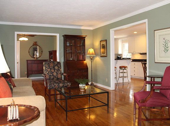 4th image of 100 N Rosewood Dr