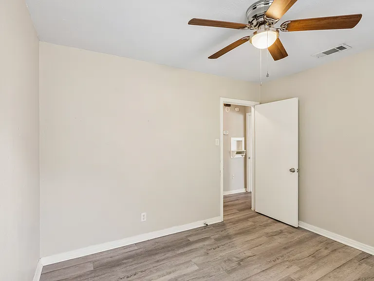 1220 S Lamar St — Photo 12