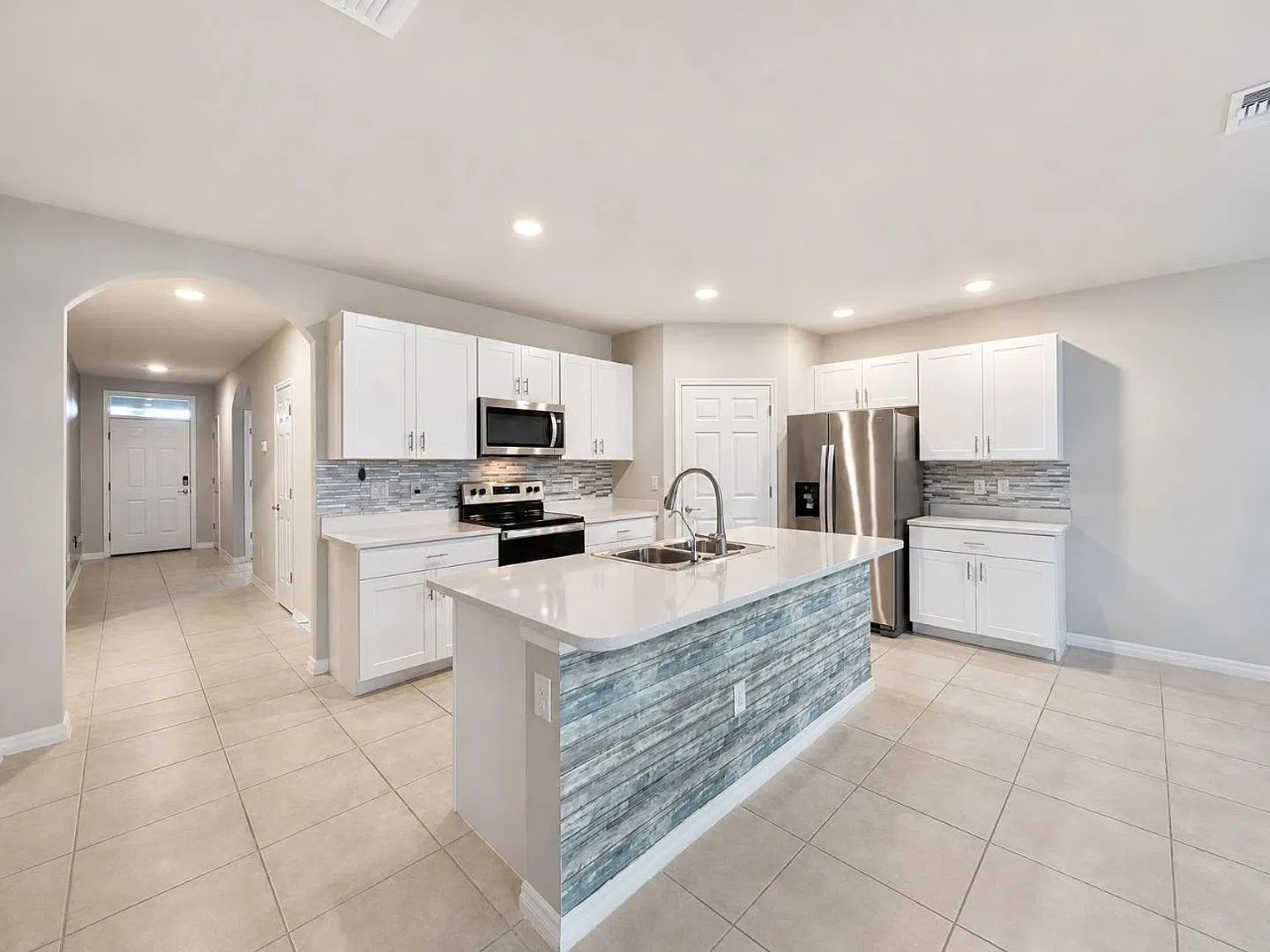 Private 2.73-Acre Retreat 4 Bedrooms, 2 Bathrooms — Photo 2