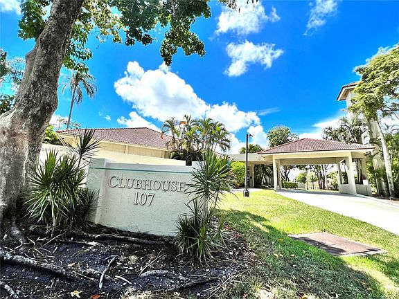 2nd image of 109 Lake Emerald Dr APT 209