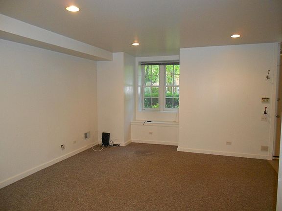 2nd image of 2422 N Burling St #Gdn