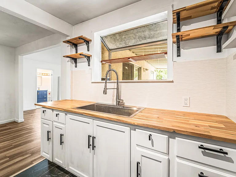 560 Russell St — Photo 12