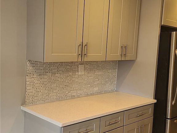 5th image of 14 Bellerose Ave