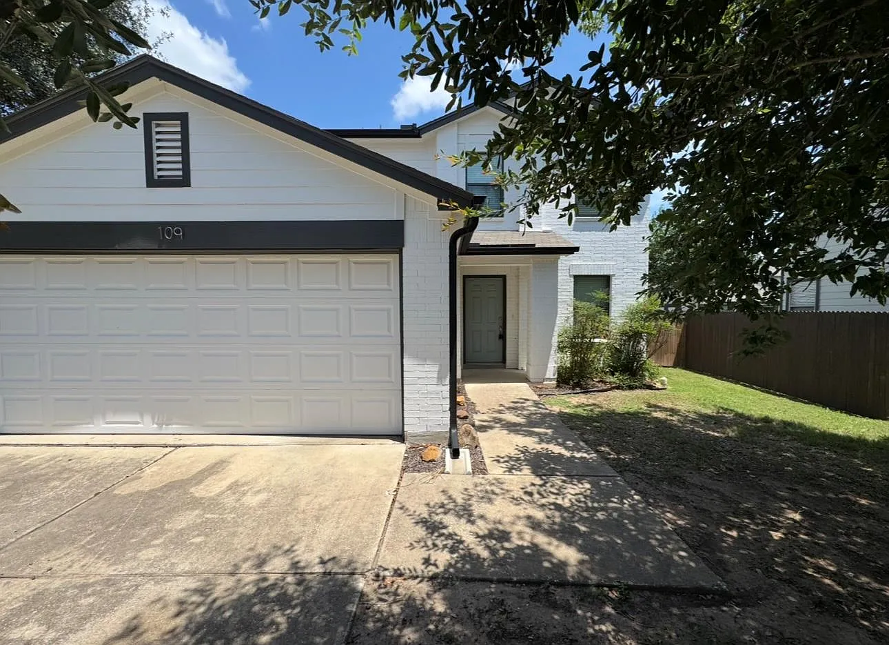 3 bed, 2.5 bath, 1926 sqft, $1,860 — Photo 1