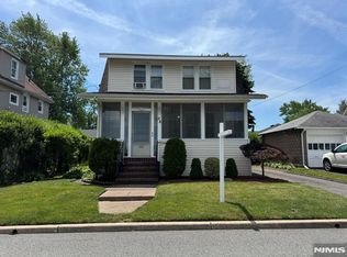 28 Van Houten St, Bergenfield, NJ 07621