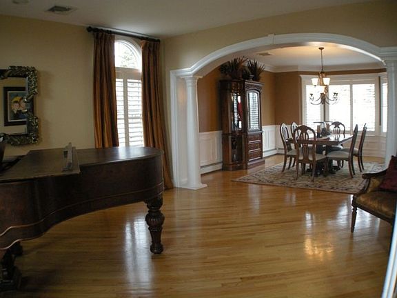 3rd image of 6 Forest Hill Dr