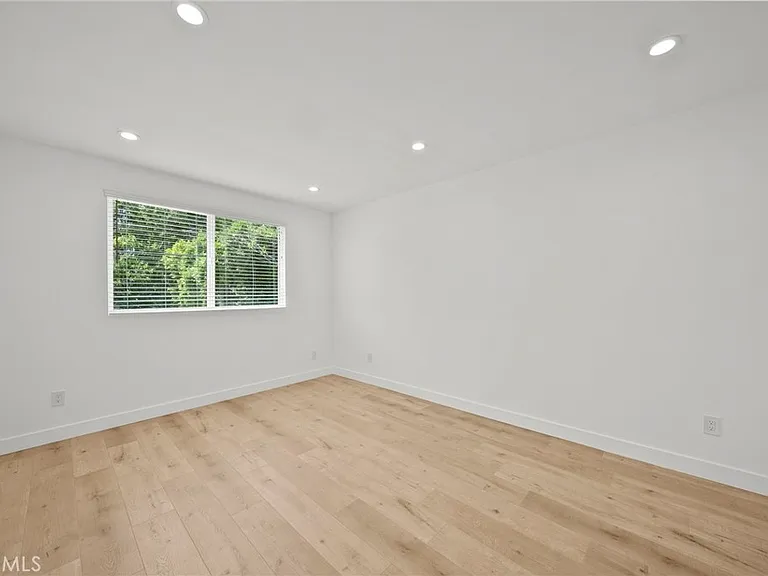 11488 Burbank Blvd — Photo 16