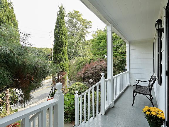 3rd image of 80 Leewood Dr
