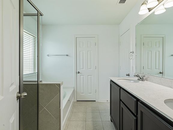 5th image of 1820 Kings Cross Dr