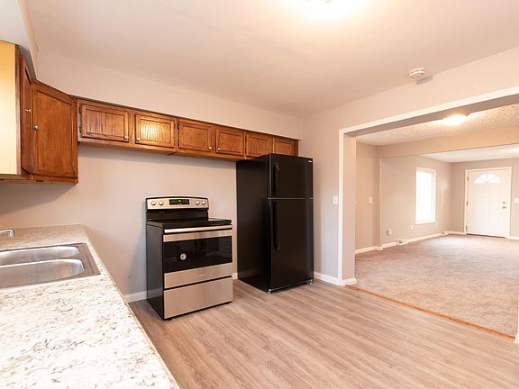 5th image of 18608 Parkmount Ave