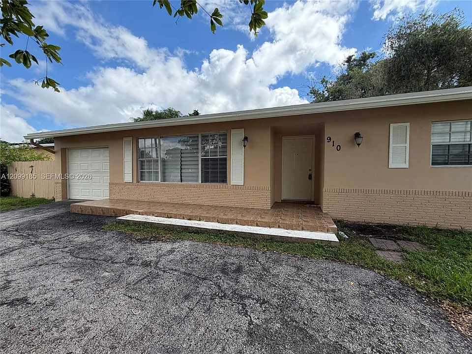 910 SW 67th Ave