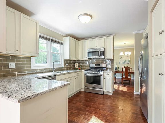4th image of 3320 Midlane Dr