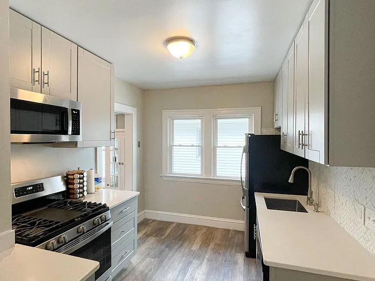 18710 Sloane Ave — Photo 2