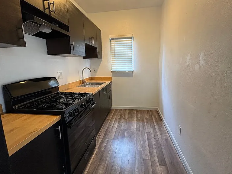 1000 Redondo Ave — Photo 16