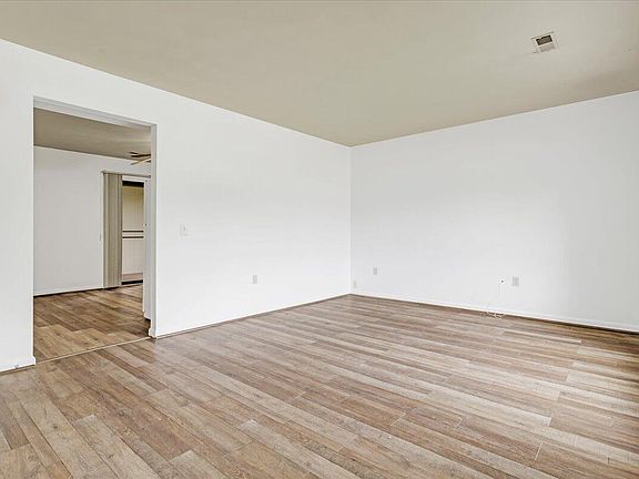 4th image of 376 Dalewood Ave