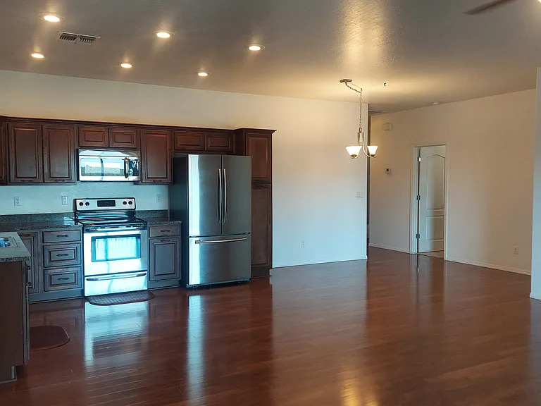 713 W Summit St — Photo 7