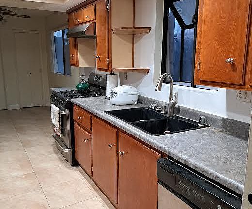 5th image of 9946 Owensmouth Ave Unit 4