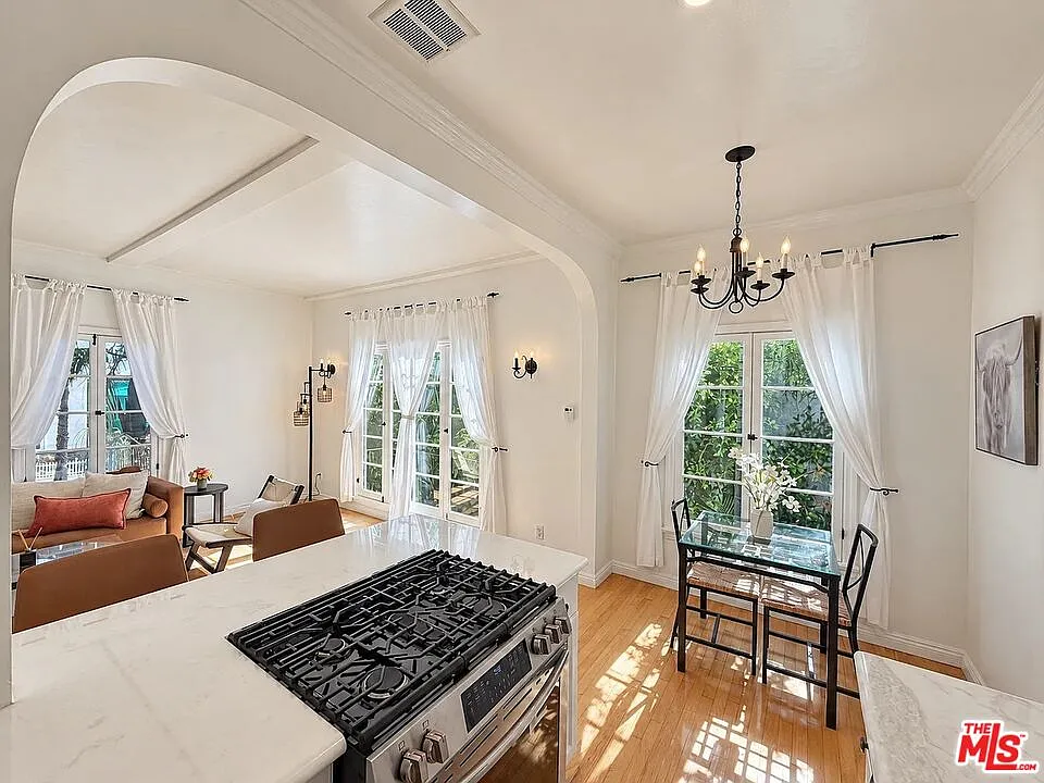 2 bed, 1.0 bath, 800 sqft, $6,000 — Photo 3