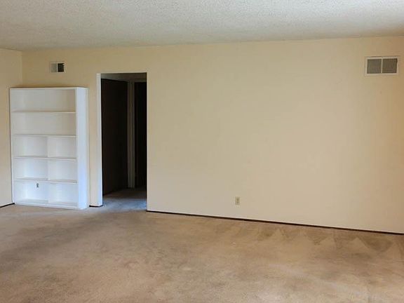 3rd image of 138 Kenbrook Cir