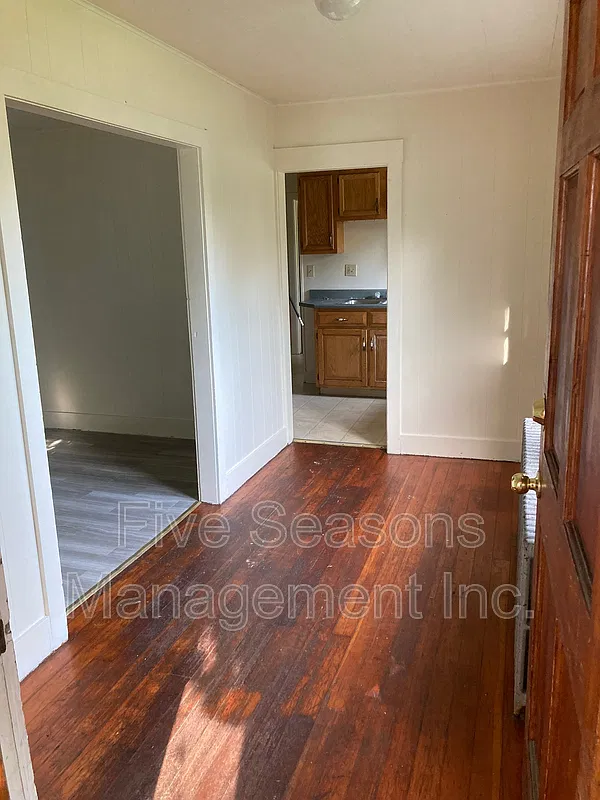 4 bed, 1.0 bath, 2000 sqft, $3,225 — Photo 4