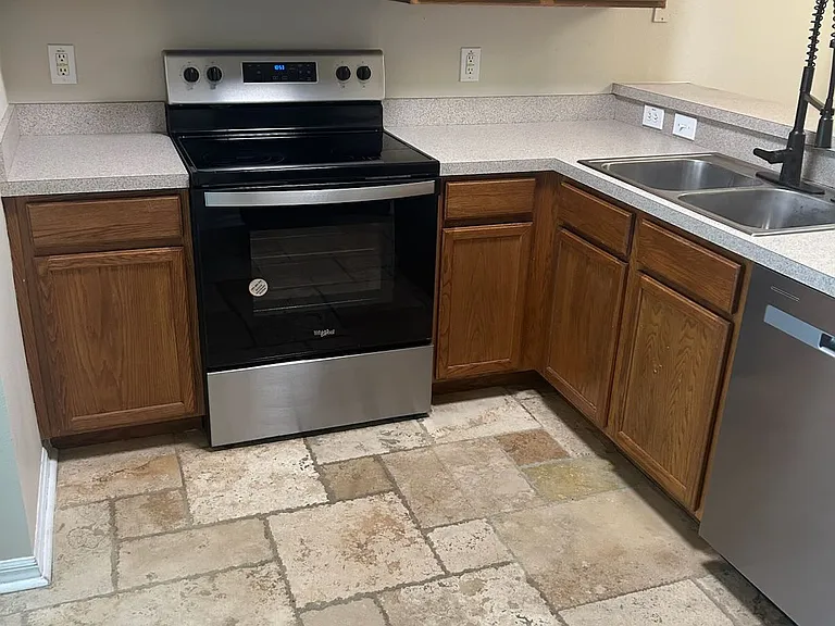 331 Wilton Cir — Photo 4