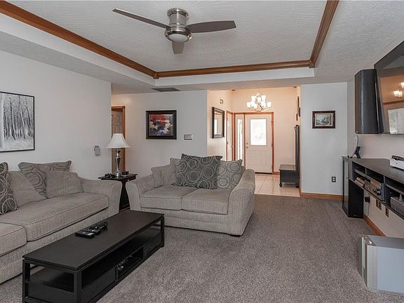 4th image of 469 Meadows Dr