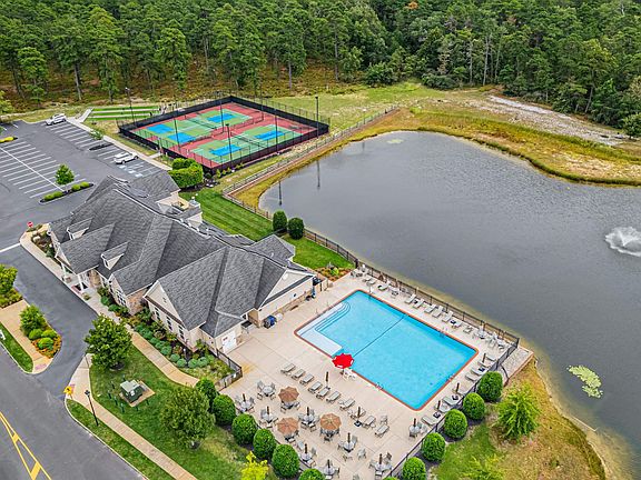 3rd image of 18 Lewis Dr