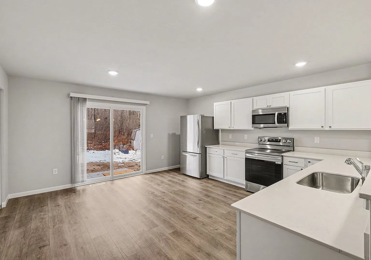 1 Month FREE Rent! Applied to Your First Full Month. Terms & Conditions Apply. — Photo 4