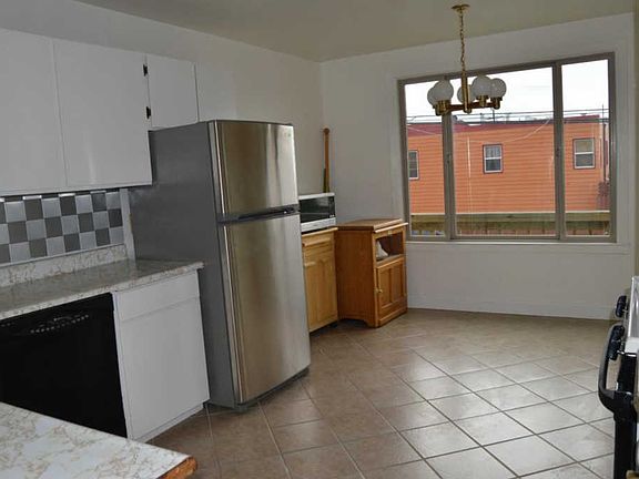 5th image of 3308 Vicente St