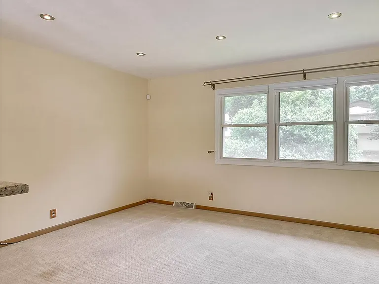 6616 S 151st St — Photo 5