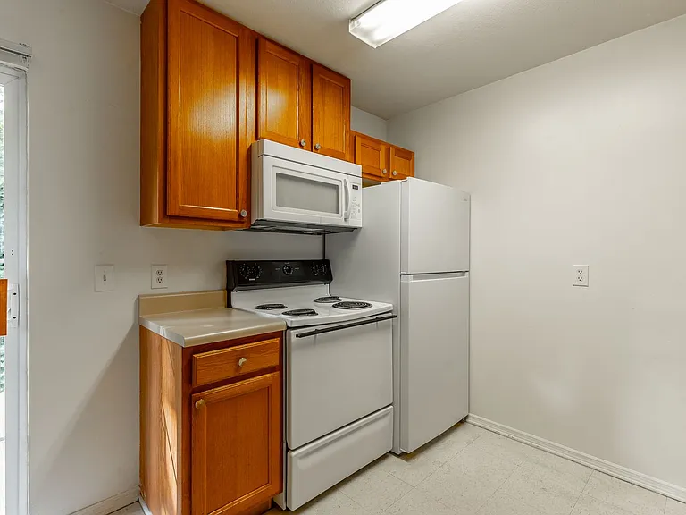 Eastwood Court Apartments — Photo 20