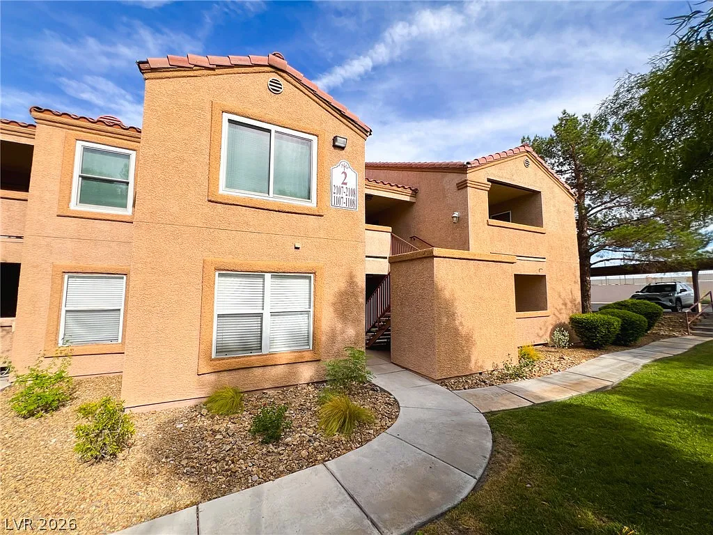 1 bed, 1.0 bath, 825 sqft, $1,264 — Photo 2