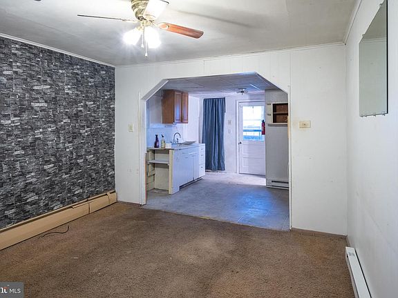 5th image of 444 Lewis St