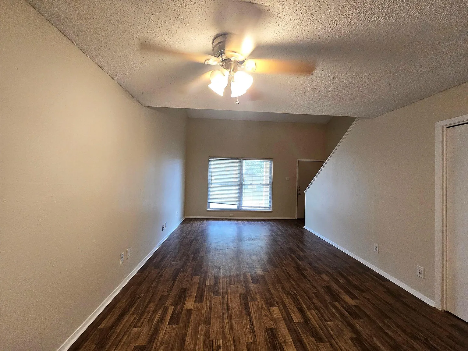 1 bed, 1.5 bath, 800 sqft, $1,200 — Photo 2