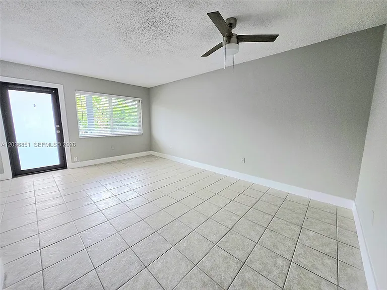 335 SW 20th St #7 — Photo 4